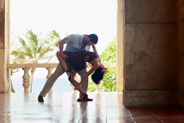 Hombre y mujer latinoamericanos bailando — Foto de Stock