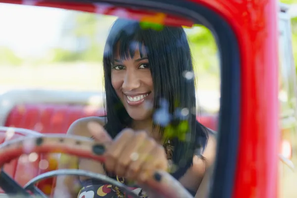 Bella donna in cabriolet auto — Foto Stock