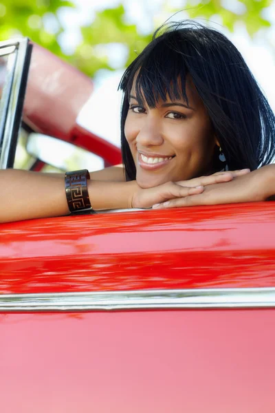 Mooie vrouw in cabriolet auto — Stockfoto