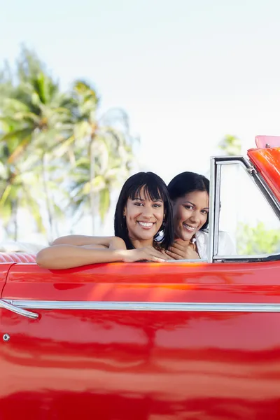 Mooie tweelingzusjes in cabriolet auto — Stockfoto