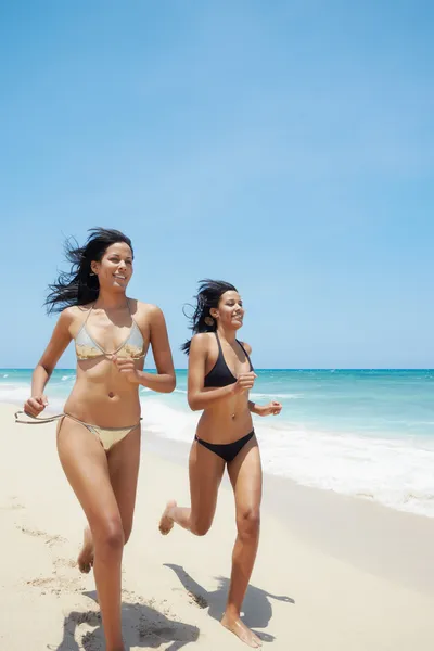 Latina systrar i bikini på stranden i närheten av Karibiska havet — Stockfoto