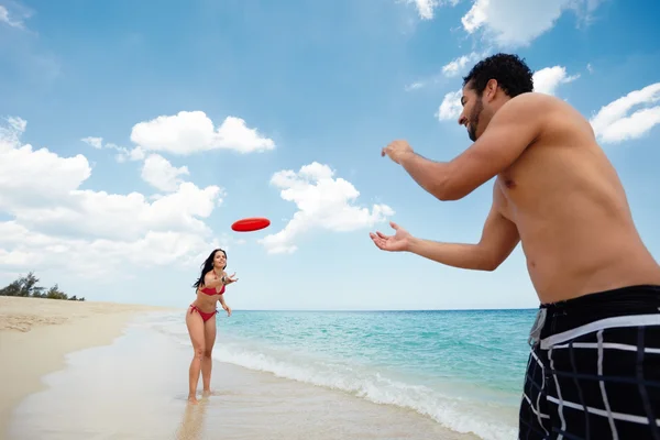 Giovane felice uomo e donna che gioca con frisbee — Foto Stock