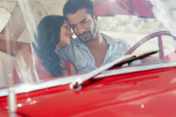 Namorada e namorado flertando no carro velho vermelho — Fotografia de Stock