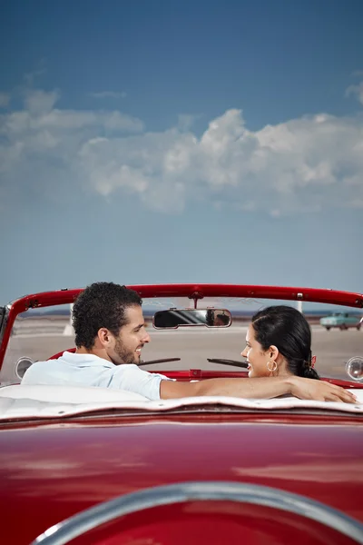 Чоловік і красива жінка обіймається в кабріолетній машині — стокове фото