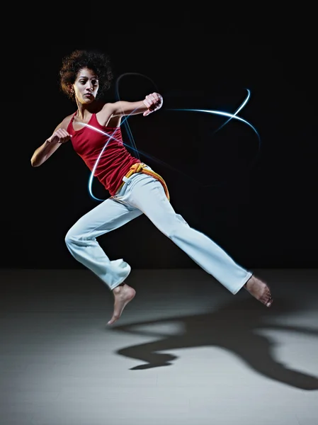 Femme hispanique jouant capoeira art martial — Photo