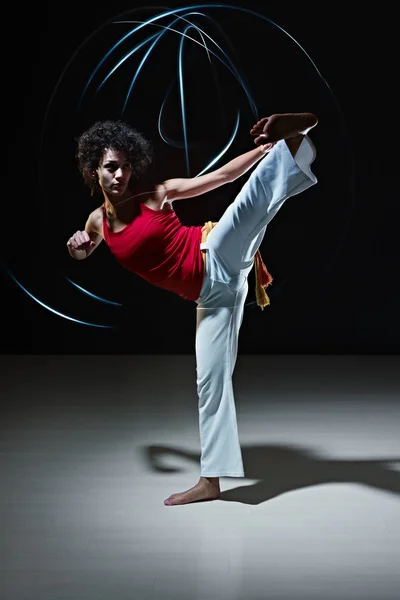 Mulher hispânica jogando capoeira arte marcial — Fotografia de Stock