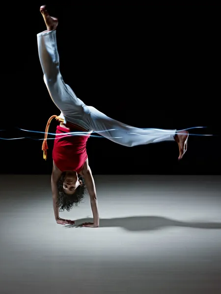 Latin kadının yapması Capoeira dövüş ve savunma sanatı — Stok fotoğraf
