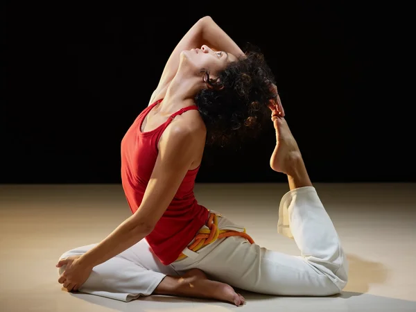 Spansktalande kvinna gör stretching och yoga — Stockfoto