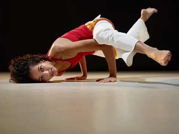 Spansktalande kvinna gör yoga övning — Stockfoto