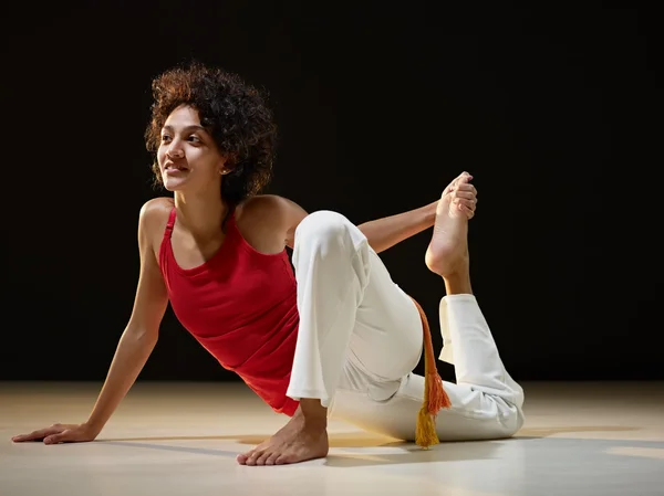 Hiszpanin kobieta robi, stretching, joga — Zdjęcie stockowe