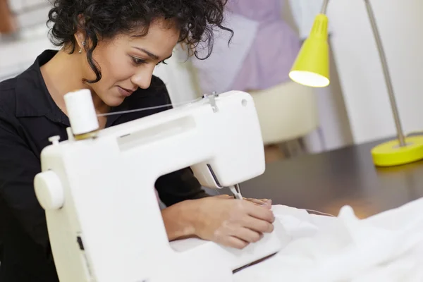 Modeontwerper met naaimachine — Stockfoto