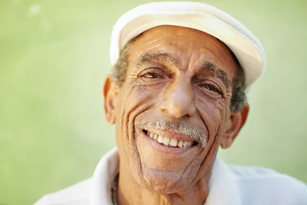 Hombre latino envejecido sonriendo a la cámara — Foto de Stock
