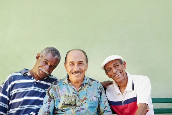 Пожилой латиноамериканец улыбается в камеру — стоковое фото