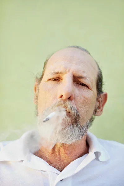 Homem caucasiano idoso fumando cigarro — Fotografia de Stock