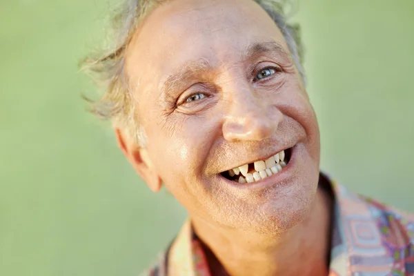 Kameraya gülümseyen dişsiz yaşlı adam — Stok fotoğraf