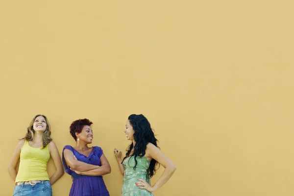 Drie vrouwen praten en plezier — Stockfoto