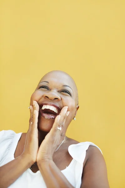 Зрелая африканская женщина улыбается от радости — стоковое фото