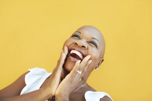 Donna africana matura sorridente di gioia — Foto Stock