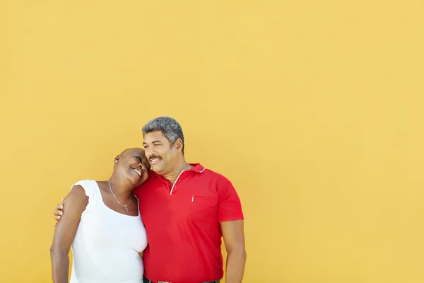Счастливый 50-летний мужчина обнимает женщину — стоковое фото