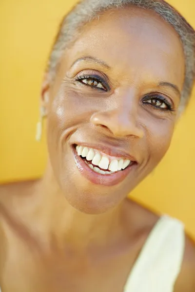 Volwassen Afrikaanse vrouw die lacht voor vreugde — Stockfoto