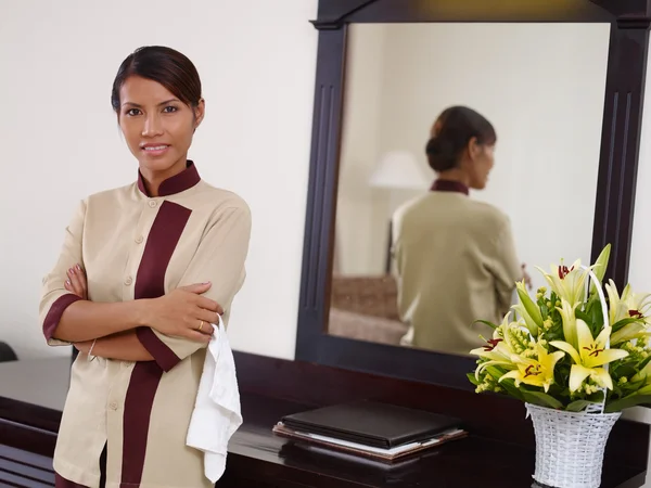Asiatische Hausmädchen arbeiten im Hotelzimmer und lächeln — Stockfoto