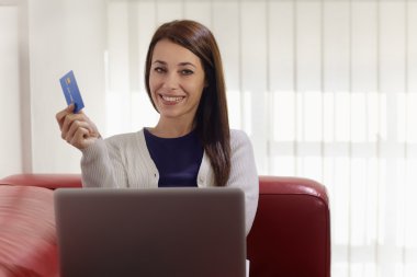 dizüstü bilgisayar ve internet üzerinden alışveriş kredi kartı olan kadın