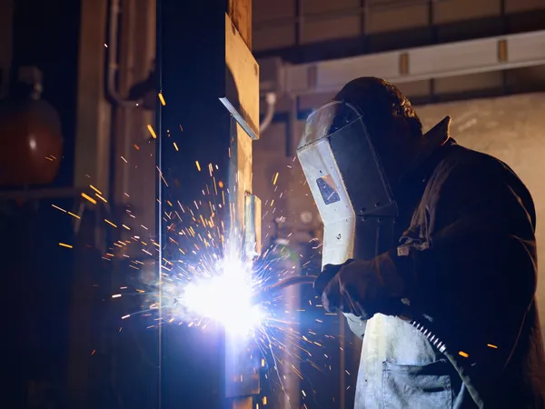 Homem no trabalho como soldador na indústria pesada — Fotografia de Stock