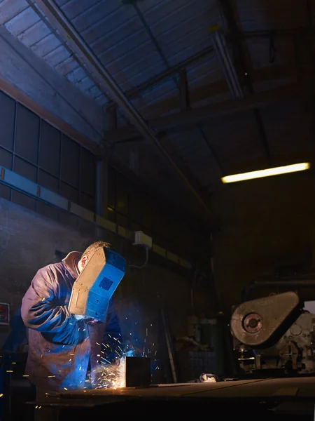 Uomo al lavoro come saldatore nell'industria pesante — Foto Stock