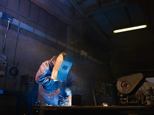 Muž v práci jako svářeč v těžkém průmyslu — Stock fotografie