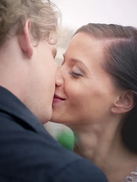 Мужчина и женщина целуются и улыбаются — стоковое фото