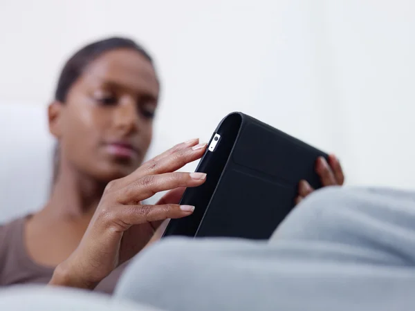 Frau benutzt Tablet-PC zu Hause — Stockfoto