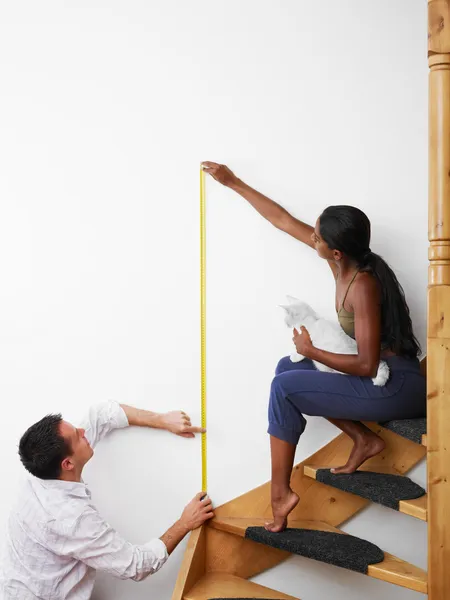 Homem e mulher fazendo diy trabalho em casa — Fotografia de Stock