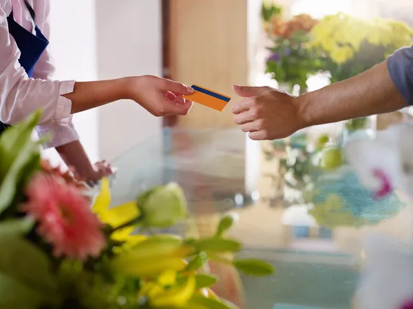 Πελάτη με πιστωτική κάρτα, ψώνια στο κατάστημα λουλούδια — Φωτογραφία Αρχείου