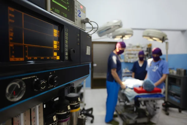 Operation rum på klinik med medicinsk personal under operation — Stockfoto