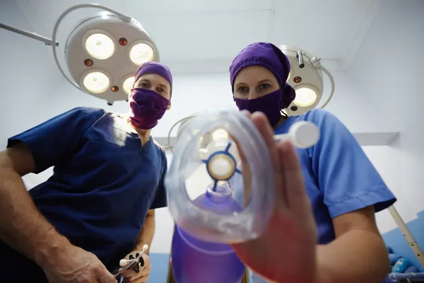 Operasyon odası klinikte ameliyat sırasında sağlık personeli ile — Stok fotoğraf