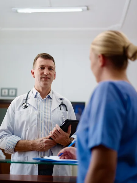 Arts en verpleegkundige werken en vergadering in het ziekenhuis — Stockfoto