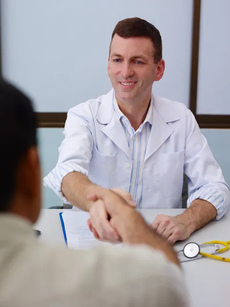 Arzt schüttelt alten Kranken in Klinik die Hand — Stockfoto