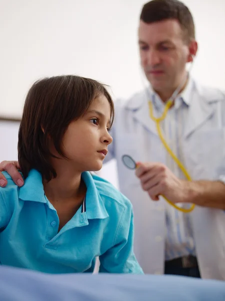 Доктор відвідує хворого молодого азіатського хлопчика в лікарні — стокове фото