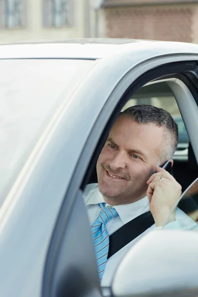 Επιχειρηματία στο αυτοκίνητο και να μιλάει στο κινητό τηλέφωνο — Φωτογραφία Αρχείου