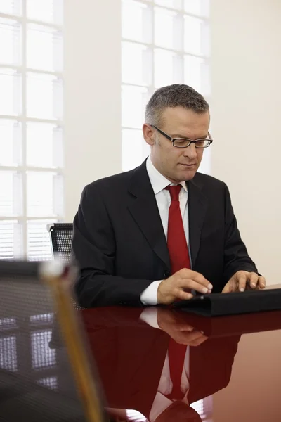 Affärsman att skriva på touch pad dator — Stockfoto