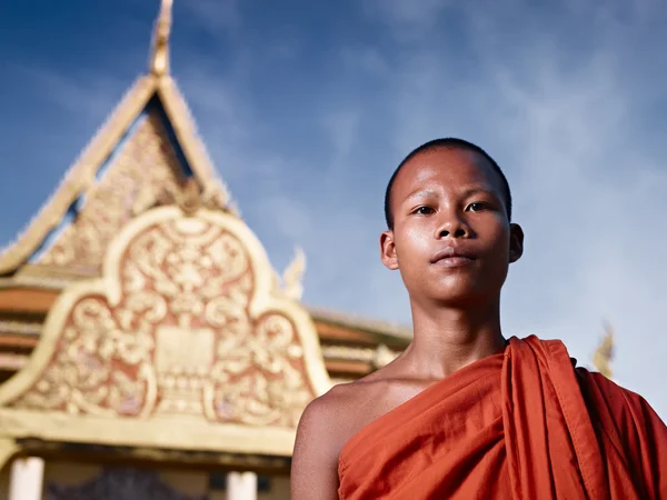 Портрет буддийского монаха возле храма, Камбоджа, Азия — стоковое фото