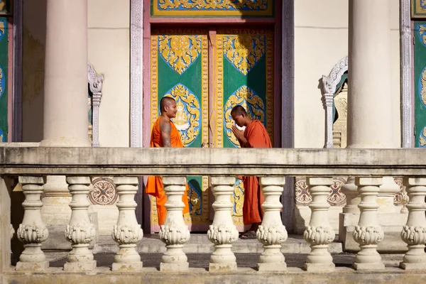 Dwóch młodych mnichów spotkać i pozdrowić w buddyjskiej pagody, Azja — Zdjęcie stockowe