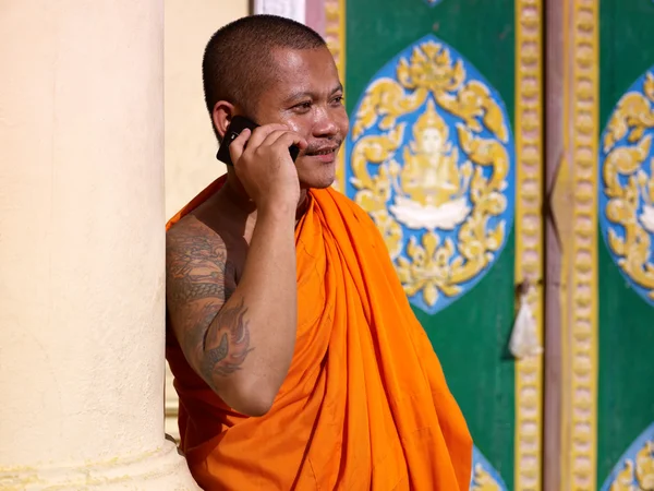 Aziatische boeddhistische monnik praten met mobiele telefoon in de tempel — Stockfoto