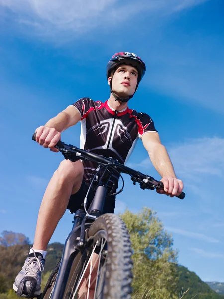 Hombre joven entrenando en bicicleta de montaña —  Fotos de Stock