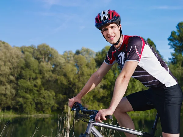 Młody człowiek treningu na rowerze górskim — Zdjęcie stockowe