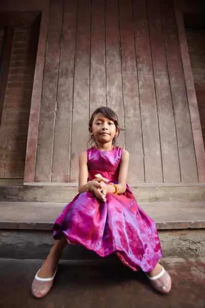 Ładny i szczęśliwy mało azjatyckie dziewczyna uśmiecha się do kamery — Zdjęcie stockowe