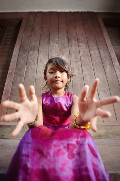 Söt och glad liten asiatisk tjej ler mot kameran — Stockfoto