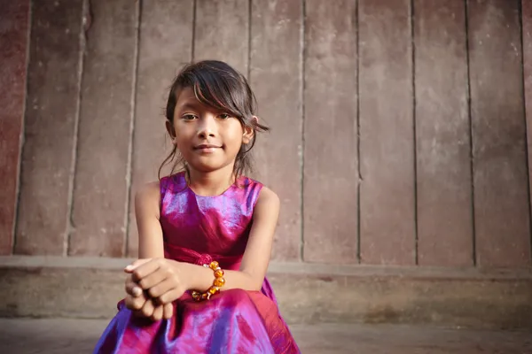 Kameraya gülümseyen mutlu ve sevimli küçük Asyalı kız — Stok fotoğraf