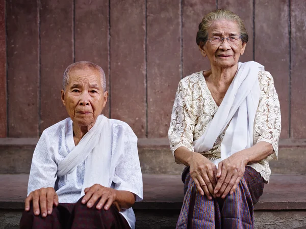 Portret van twee senior Aziatische vrouwen kijken camera — Stockfoto