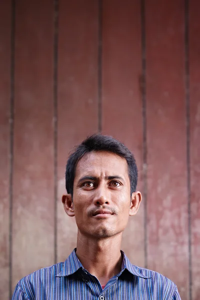 Porträtt av mitten av vuxen asiatiska man tittar upp — Stockfoto